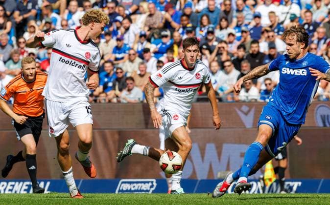 September 19, 2026 Soccer Season 2026–2027, Matchday 2, Bundesliga, Karlsruher SC (KSC) vs. 1. FC Nürnberg (FCN), Club Sports Photo by Zink DaMa xdaxmax. DFL regulations prohibit any use of photographs as image sequences and or quasi-video For editorial use only. Piet Scobel 19, 1 FC Nürnberg (FCN) passes to Javier Fernandez 8, 1 FC Nürnberg (FCN)