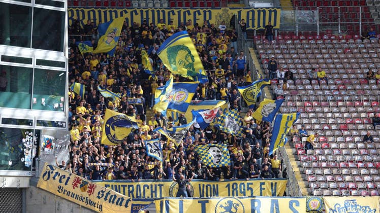 September 19, 2026, xrekx, Soccer 2. Bundesliga, 1. FC Kaiserslautern vs. Eintracht Braunschweig, Braunschweig fans, atmosphere, scarves, ultras, spectators, visitors, choreography, choreography, atmosphere, scarves, spectators, visitors DFL DFB REGULATIONS PROHIBIT ANY USE OF PHOTOGRAPHS as IMAGE SEQUENCES and or QUASI-VIDEO Kaiserslautern