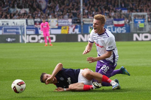 Soccer I Men s I 2026–2027 Season I 2. Bundesliga I Matchday 6 I Holstein Kiel vs. VfL Osnabrück I September 19, 2026 Adrian Kapralik, 20, Holstein Kiel, and Fridolin Wagner, 26, VfL Osnabrück, fall to the ground at Holstein Kiel Stadium, Schleswig-Holstein, Germany Copyright: xLobeca MaschaxHolmx