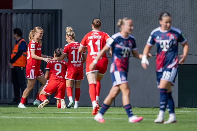 Sophie Proost (FC Bayern Munich Women, No. 23) and Linda Dallmann (FC Bayern Munich Women, No. 10) celebrate with Jovana Damnjanovic (FC Bayern Munich Women, No. 09) after her goal to make it 1–0 for Germany, FC Bayern Munich Women vs. 1. FC Köln, Soccer, Google Pixel Women’s Bundesliga, Matchday 5, 2026–2027 Season, September 19, 2026 DFL DFB regulations prohibit any use of photographs as image sequences and or quasi-video. Photo: HMB Media, Heike Feiner Copyright: HMBxMedia HeikexFeiner