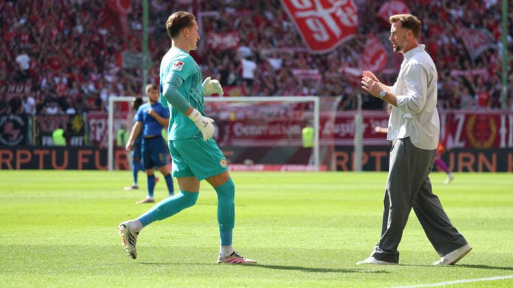September 19, 2026, xrekx, Soccer, 2. Bundesliga, 1 FC Kaiserslautern vs. Eintracht Braunschweig; Ron Thorben Hoffmann, Eintracht Braunschweig; Lars Kornetka, Eintracht Braunschweig coach, gives instructions, gesticulates with his arms, gesticulates DFL DFB REGULATIONS PROHIBIT ANY USE OF PHOTOGRAPHS as IMAGE SEQUENCES and or QUASI-VIDEO Kaiserslautern