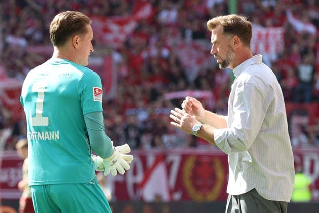 September 19, 2026, xrekx, Soccer, 2. Bundesliga, 1 FC Kaiserslautern vs. Eintracht Braunschweig; Ron Thorben Hoffmann, Eintracht Braunschweig; Lars Kornetka, Eintracht Braunschweig coach, gives instructions, gesticulates with his arms, gesticulates DFL DFB REGULATIONS PROHIBIT ANY USE OF PHOTOGRAPHS as IMAGE SEQUENCES and or QUASI-VIDEO Kaiserslautern