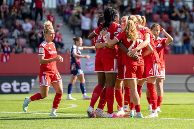 Linda Dallmann 10 FC Bayern, Jovana Damnjanovic 9 Bayern, Edna Imade 29 Bayern, Glodis Viggosdottir 4 FC Bayern, Momoko Tanikawa 18 Bayern, Katharina Naschenweng 19 (FC Bayern), Glodis Viggosdottir 4 (FC Bayern), and Vanessa Gilles 2 (Bayern) celebrate the 3–0 goal during the Google Pixel Women’s Bundesliga match between FC Bayern Munich and 1. FC Köln on September 19, 2026, at the FC Bayern Campus in Munich, Bavaria, Germany