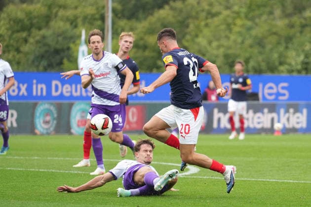Soccer I Men s I 2026–2027 Season I 2. Bundesliga I Matchday 6 I Holstein Kiel vs. VfL Osnabrück I September 19, 2026 Adrian Kapralik, 20, of Holstein Kiel jumps over Robin Fabinski, 27, VfL Osnabrück to intercept the ball; Holstein Kiel Stadium, Schleswig-Holstein, Germany Copyright: xLobeca MaschaxHolmx