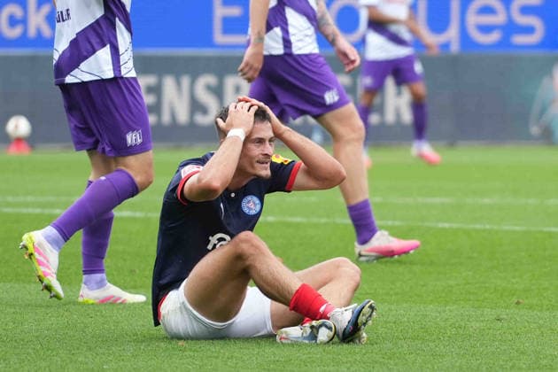 Soccer I Men s I 2026–2027 Season I 2. Bundesliga I Matchday 6 I Holstein Kiel vs. VfL Osnabrück I September 19, 2026 Adrian Kapralik 20, Holstein Kiel is down after a bad pass at the Kiel Holstein Stadium in Schleswig-Holstein, Germany Copyright: xLobeca MaschaxHolmx