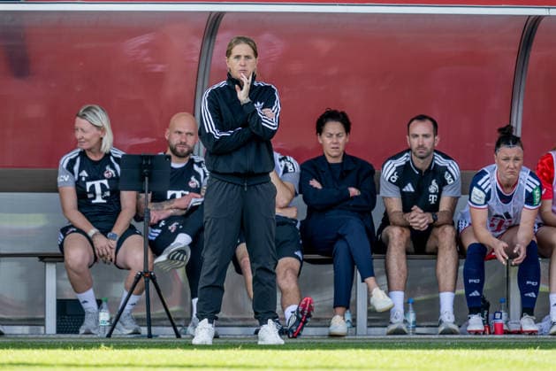 Britta Carlson, head coach of 1. FC Köln, and the Cologne bench were relatively stunned after falling behind 3–0 just 15 minutes into the game (GER), FC Bayern Munich Women vs. 1. FC Köln, Soccer, Google Pixel Women’s Bundesliga, Matchday 5, 2026–2027 Season, September 19, 2026. DFL and DFB regulations prohibit any use of photographs as image sequences and or quasi-video. Photo: HMB Media, Heike Feiner Copyright: HMBxMedia HeikexFeiner