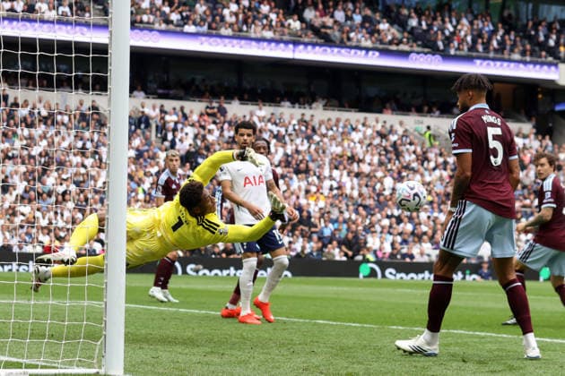 Tottenham Hotspur gegen Aston Villa, 19. September 2026, London, Premier League, Fußball: Tottenham Hotspur gegen Aston Villa – Aston-Villa-Torhüter Zion Suzuki hechtet sich in den Ball, um ihn abzuwehren. Foto: Mark Leech, London, Großbritannien  Copyright: xMarkxLeechxOffside