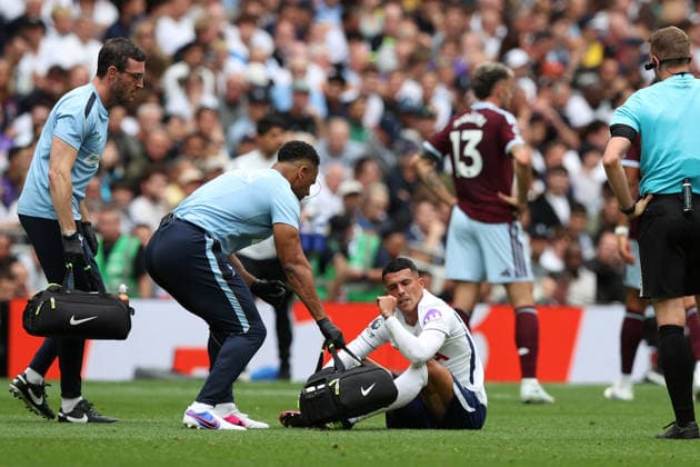 Tottenham Hotspur gegen Aston Villa, 19. September 2026, London, Premier League, Fußball: Tottenham Hotspur gegen Aston Villa. Pedro Porro von Tottenham Hotspur reagiert auf eine Verletzung, die ihn zum Verlassen des Spielfelds zwang. Foto: Mark Leech, London, Großbritannien  Copyright: xMarkxLeechxOffside
