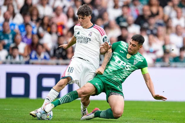 Futbol, Real Madrid vs Santiago Wanderers. Final Intercontinental Sub 20, 2026. El jugador de Santiago Wanderers Benjamin Adasme, derecha, disputa el balon con Diego Villalba durante la final intercontinental realizada en el estadio Santiago Bernabeu de Madrid, Espana. 19 09 2026 AFP7 Photosport Football, Real Madrid vs Santiago Wanderers. 2026 Intercontinental Final. Santiago Wanderers player Benjamin Adasme, right, vies for the ball against Diego Villalba of Real Madrid the 2026 Intercontinental Final at the Santiago Bernabeu in Madrid, Spain. 19 09 2026 AFP7 Photosport Real Madrid vs Santiago Wanderers, final intercontinental sub 20, 2026