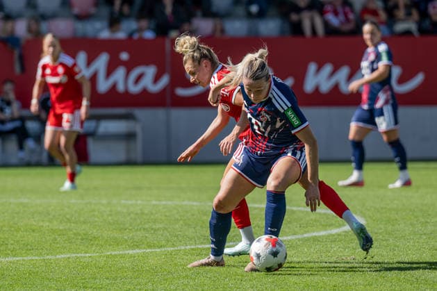 Battle for the Ball: Tackle between Linda Dallmann (FC Bayern Munich Women, 10) and Sandra Maria Jessen (1. FC Cologne, 11), GER, FC Bayern Munich Women vs. 1. FC Cologne, Soccer, Google Pixel Women’s Bundesliga, Matchday 5, 2026–2027 Season, September 19, 2026 DFL DFB REGULATIONS PROHIBIT ANY USE OF PHOTOGRAPHS AS IMAGE SEQUENCES AND OR QUASI-VIDEO Photo: HMB Media, Heike Feiner Copyright: HMBxMedia HeikexFeiner