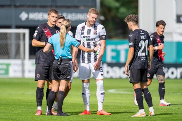 David Otto of Viktoria Köln, 10, and Lars Lokotsch of FC Ingolstadt 04, 13, talking to referee Fabienne Michel after the yellow card, Lucas Wolf of Viktoria Köln, 21, FC Viktoria Köln vs. FC Ingolstadt 04, soccer, 3rd Division, Matchday 7, 2026–27 season, September 19, 2026, DFL REGULATIONS PROHIBIT ANY USE OF PHOTOGRAPHS AS IMAGE SEQUENCES AND OR QUASI-VIDEO, FC Viktoria Köln vs. FC Ingolstadt 04, soccer, 3rd League, Matchday 7, 2026–27 season, September 19, 2026, Cologne Copyright: xEibner-Pressefoto LukasxBaldygax EP_LBA