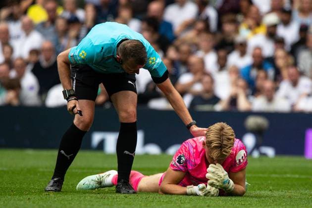 Antonin Kinský of Tottenham Hotspur holds his head and is checked on by referee Samuel Barrott Tottenham Hotspur v Aston Villa, Premier League, Football, Tottenham Hotspur Stadium, London, UK - 19 Sep 2026London Tottenham Hotspur Stadium United Kingdom EDITORIAL USE ONLY No use with unauthorised audio, video, data, fixture lists, club league logos or live services. Online in-match use limited to 120 images, no video emulation. No use in betting, games or single club league player publications. Copyright: xSeanxTroup Shutterstockx 17158343aa