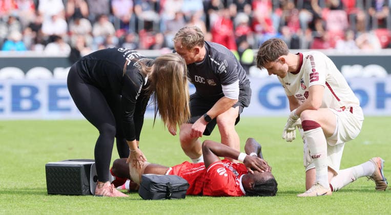 Erfurt, September 19, 2026, Arena Magdeburg, Soccer, Northeast Regional League, Matchday 10, FC Rot Weiss Erfurt vs. FC Erzgebirge Aue, Pictured: Maxime Awoudja (No. 6). Erfurt receives treatment for a thigh injury, and shortly thereafterÖ For editorial use only. NOFV and DFB regulations prohibit any use of photographs as image sequences and or quasi-video. Picture Point