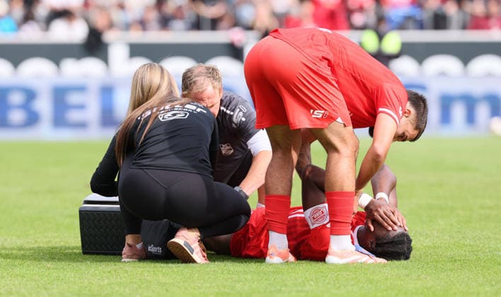 Erfurt, September 19, 2026, Arena Magdeburg, Soccer, Northeast Regional League, Matchday 10, FC Rot Weiss Erfurt vs. FC Erzgebirge Aue, Pictured: Maxime Awoudja (No. 6). Erfurt receives treatment for a thigh injury, and shortly thereafterÖ For editorial use only. NOFV and DFB regulations prohibit any use of photographs as image sequences and or quasi-video. Picture Point