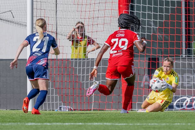 Lisa Schmitz, goalkeeper, 1. FC Köln, 01, secures the ball here ahead of Edna Imade, FC Bayern Munich Women, 29; behind her is Anna Gerhardt, 1. FC Köln, 21, GER, FC Bayern Munich Women vs. 1. FC Köln, Soccer, Google Pixel Women’s Bundesliga, Matchday 5, 2026–2027 Season, September 19, 2026. DFL and DFB regulations prohibit any use of photographs as image sequences and or quasi-video. Photo: HMB Media, Heike Feiner Copyright: HMBxMedia HeikexFeiner