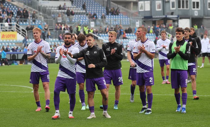 Daniel Kofi Kyereh (VfL Osnabrück), Patrick Kammerbauer (VfL Osnabrück), and the team celebrate the point in front of the fan section. Soccer, Men’s, 2026–2027 Season, 2. Bundesliga, Holstein Stadium, Holstein Kiel vs. VfL Osnabrück, 1–1. DFL regulations prohibit any use of photographs as image sequences and or quasi-video.