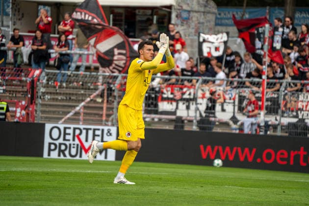 German Soccer, 3rd Division, 2026–27, Matchday 7, September 19, 2026: FC Viktoria Köln vs. FC Ingolstadt 04 at Sportpark Höhenberg in Cologne. Arne Schulz, Viktoria Köln’s goalkeeper, receives a round of applause. Cologne, Germany Copyright: xMijoxLubecx