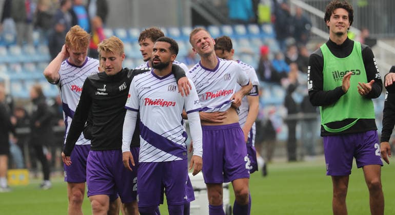 2, Daniel Kofi Kyereh, VfL Osnabrück, and the team celebrate the draw with the fans. Soccer, Men’s, 2026–2027 Season, 2. Bundesliga, Holstein Stadium, Holstein Kiel vs. VfL Osnabrück, 1–1. DFL regulations prohibit any use of photographs as image sequences and or quasi-video.