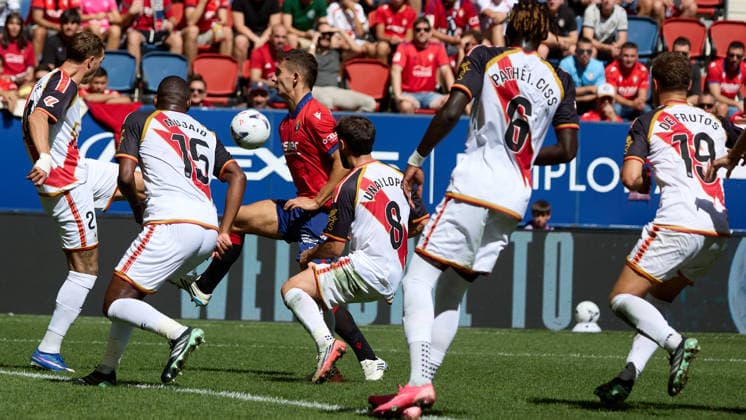 LaLiga EA Sports 2026-27: CA Osasuna vs. Rayo Vallecano—Asier Osambela (29, OSA) in action during the LaLiga EA Sports soccer match between CA Osasuna and Rayo Vallecano, played at El Sadar Stadium in Pamplona, Spain, on September 19, 2026 Andrei Ratiu 2 (RAY L), Mujaid Sadick 15 (RAY), Unai Lopez 8 (RAY), Pathe Ciss 6 RAY, and Jorge de Frutos 19 RAY (RAY) are also visible in the image. Credit: Inigo Alzugaray, Agencia LOF, Pamplona, LaLiga EA Sports 2026 27 CA Osasuna vs. Rayo Vallecano Copyright: xINIGOxALZUGARAYx
