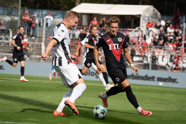 German Soccer, 3rd Division, 2026–27, Matchday 7, September 19, 2026 FC Viktoria Cologne vs. FC Ingolstadt 04 Sportpark Höhenberg, Cologne Lars Lokotsch (FC Ingolstadt 04), No. 13, crosses the ball while Tim Kloss (FC Viktoria Cologne), No. 18, tries to block it Cologne, Germany Copyright: xMijoxLubecx