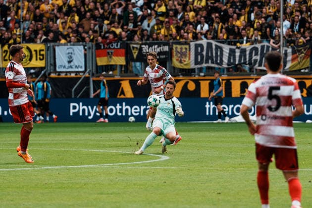 Germany Soccer 3rd Division 2026–2027, Matchday 7: Alemannia Aachen vs. Fortuna Düsseldorf at Tivoli Aachen—Manuel Riemann of Alemannia Aachen, No. 1, defending at the midfield line; tackle, battle for the ball, duel, attack, tackle Copyright: xThiemoxRudolphx