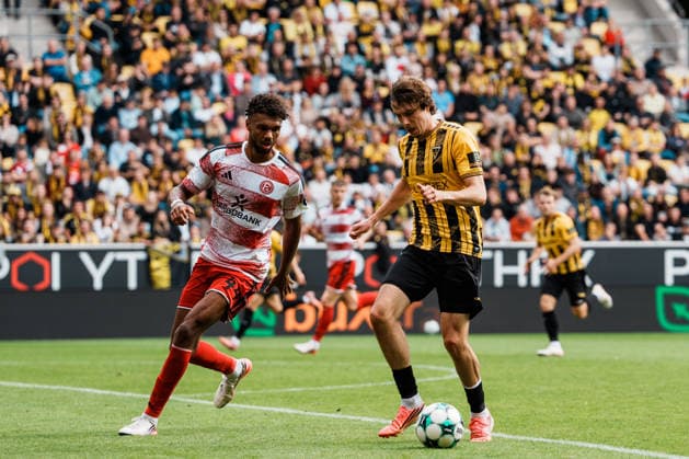 Germany Soccer 3rd Division 2026–2027, Matchday 7: Alemannia Aachen vs. Fortuna Düsseldorf at Tivoli Aachen—Louis Köster (Alemannia Aachen), 8 (dribbling, possession, on the ball, build-up play, vision) vs. Elias Egouli (Fortuna Düsseldorf), 44 Copyright: xThiemoxRudolphx