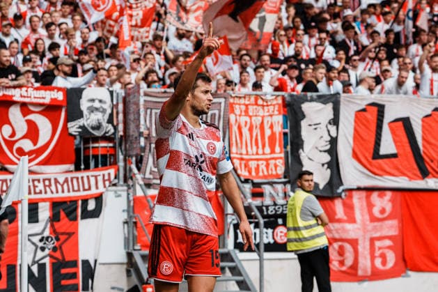 German Soccer 3rd Division 2026–2027, Matchday 7: Alemannia Aachen vs. Fortuna Düsseldorf at Tivoli Aachen—Tim Oberdorf of Fortuna Düsseldorf raises his finger 15 seconds before a corner kick by Aachen Copyright: xThiemoxRudolphx