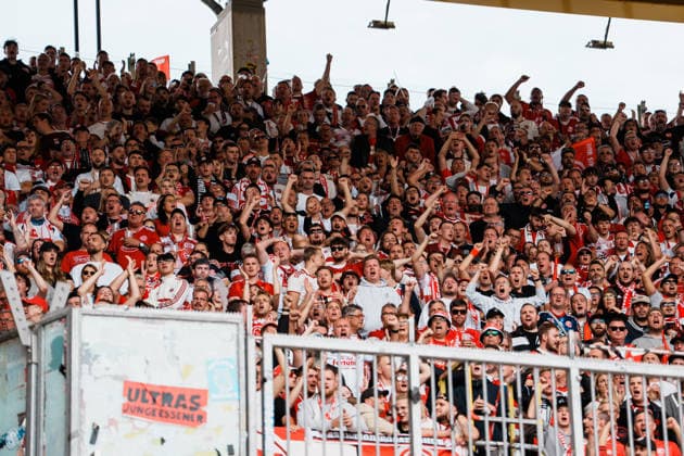 German Soccer 3rd Division 2026–2027, Matchday 7: Alemannia Aachen vs. Fortuna Düsseldorf at Tivoli Aachen—Fans in the away section cheer, root on their team, show their support, and express their emotions Copyright: xThiemoxRudolphx