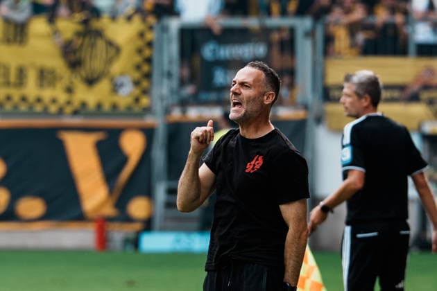 German Soccer 3rd Division 2026–2027, Matchday 7: Alemannia Aachen vs. Fortuna Düsseldorf at Tivoli Aachen; Alexander Ende, coach of Fortuna Düsseldorf, gesticulates, looks dissatisfied, gives instructions, and shouts Copyright: xThiemoxRudolphx