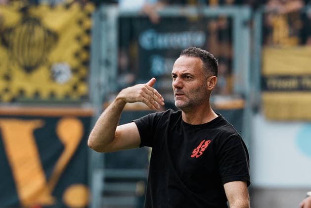 German Soccer 3rd Division 2026–2027, Matchday 7: Alemannia Aachen vs. Fortuna Düsseldorf at Tivoli Aachen; Alexander Ende, coach of Fortuna Düsseldorf, gestures, looking dissatisfied, and gives instructions Copyright: xThiemoxRudolphx