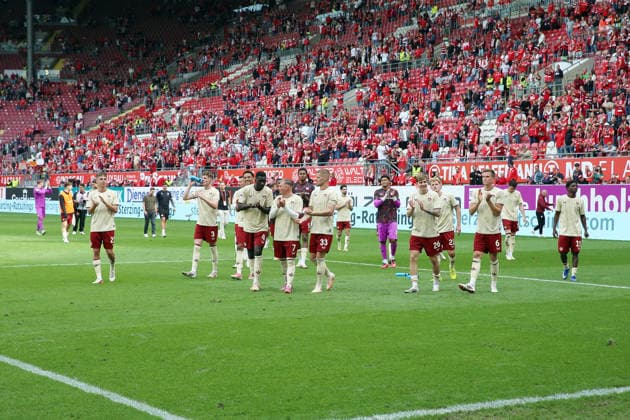 September 19, 2026, xrekx, Soccer, 2. Bundesliga, 1. FC Kaiserslautern vs. Eintracht Braunschweig: 1. FC Kaiserslautern team, players celebrating after the game, team, players, celebrating at the end of the match. DFL and DFB regulations prohibit any use of photographs as image sequences and or quasi-video. Kaiserslautern