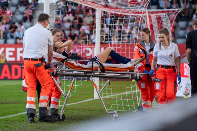 Sandra Maria Jessen, No. 11 for 1. FC Köln, had to be carried off the field after suffering an injury during the Google Pixel Women s Bundesliga match between FC Bayern Munich and 1. FC Köln on September 19, 2026, at the FC Bayern Campus in Munich, Bavaria, Germany