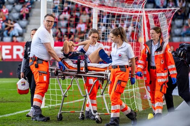 Sandra Maria Jessen, No. 11 for 1. FC Köln, had to be carried off the field after suffering an injury during the Google Pixel Women s Bundesliga match between FC Bayern Munich and 1. FC Köln on September 19, 2026, at the FC Bayern Campus in Munich, Bavaria, Germany