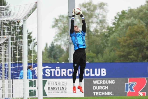 Soccer I Men s I 2026–2027 Season I 2. Bundesliga I Matchday 6 I Holstein Kiel vs. VfL Osnabrück I September 19, 2026 Timon Weiner 1, Holstein Kiel catches a ball during warm-ups at Kiel Holstein Stadium, Schleswig-Holstein, Germany Copyright: xLobeca MaschaxHolmx
