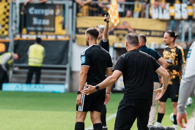 German Soccer 3rd Division 2026–2027, Matchday 7: Alemannia Aachen vs. Fortuna Düsseldorf at Tivoli Aachen; Alexander Ende, coach of Fortuna Düsseldorf, complains after referee Konrad Oldhafer Poppenbüttel blows the whistle Copyright: xThiemoxRudolphx