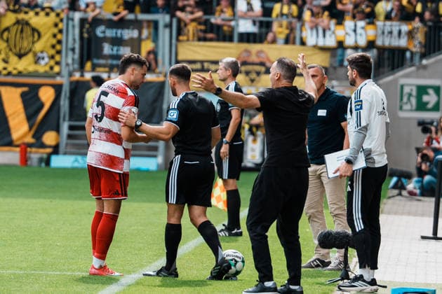 Germany Soccer 3rd Division 2026–2027, Matchday 7: Alemannia Aachen vs. Fortuna Düsseldorf at Tivoli Aachen; Alexander Ende, coach of Fortuna Düsseldorf, complains after the final whistle; Yassine Bouchama of Fortuna Düsseldorf (No. 5) argues with fourth official Leonidas Exuzidis of Castrop-Rauxel Copyright: xThiemoxRudolphx