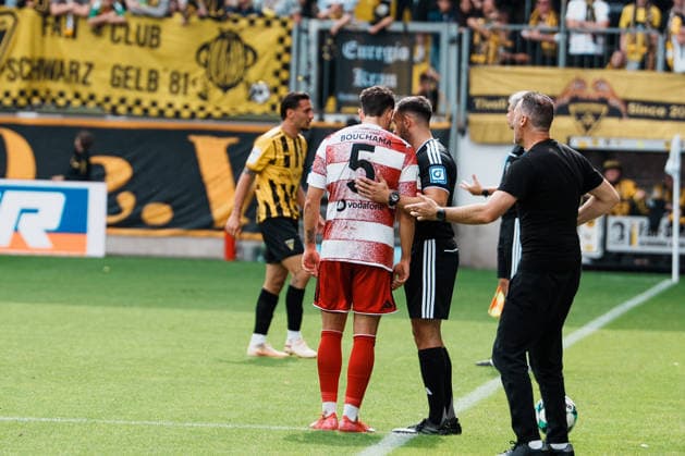 Germany Soccer 3rd Division 2026–2027, Matchday 7: Alemannia Aachen vs. Fortuna Düsseldorf at Tivoli Aachen; Alexander Ende, coach of Fortuna Düsseldorf, complains after the final whistle; Yassine Bouchama of Fortuna Düsseldorf (No. 5) argues with fourth official Leonidas Exuzidis of Castrop-Rauxel Copyright: xThiemoxRudolphx