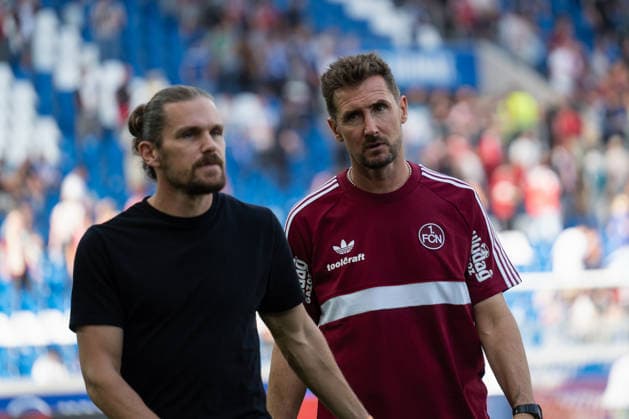September 19, 2026, xjyhynx, Soccer 2. Bundesliga, Karlsruher SC vs. 1. FC Nürnberg, from left: The injured Sebastian Jung 2, Karlsruher SC in conversation with coach Miroslav Klose, 1 FC Nürnberg after the game. DFL DFB REGULATIONS PROHIBIT ANY USE OF PHOTOGRAPHS AS IMAGE SEQUENCES AND OR QUASI-VIDEO. Karlsruhe