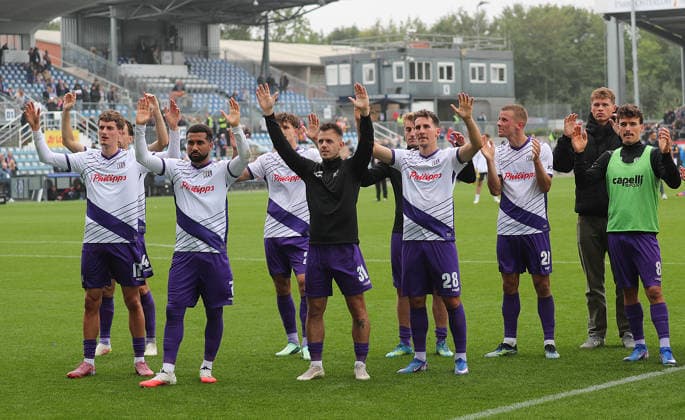 Patrick Kammerbauer, VfL Osnabrück, and the team celebrate the draw with the fans. Soccer, Men s, 2026–2027 Season, 2. Bundesliga, Holstein Stadium, Holstein Kiel vs. VfL Osnabrück, 1–1. DFL regulations prohibit any use of photographs as image sequences and or quasi-video.