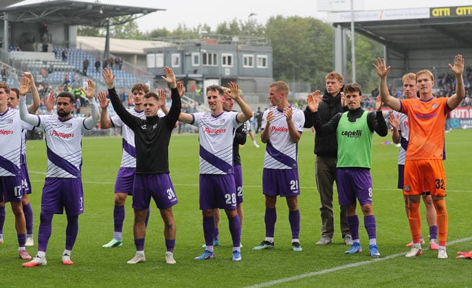 Jonas Krumrey, VfL Osnabrück, and the team in front of the fan section; Soccer, Men s, 2026–2027 season, 2. Bundesliga, Holstein Stadium, Holstein Kiel vs. VfL Osnabrück, 1–1. DFL regulations prohibit any use of photographs as image sequences and or quasi-video.