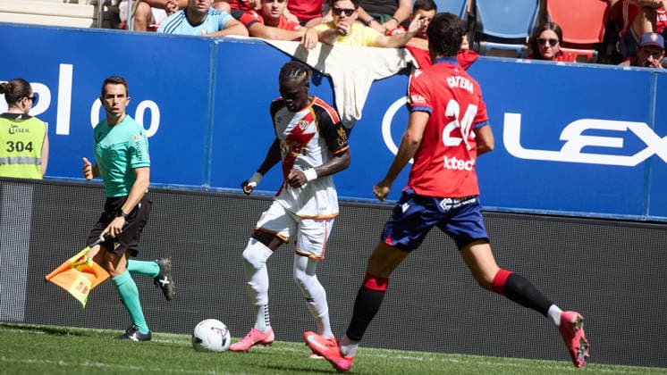 LaLiga EA Sports 2026–27 CA Osasuna vs. Rayo Vallecano Pathe Ciss (6, RAY L) crosses the ball under pressure from Alejandro Catena (24, OSA R) during the LaLiga EA Sports soccer match between CA Osasuna and Rayo Vallecano played at El Sadar Stadium in Pamplona, Spain, on September 19, 2026. Assistant Referee Roberto Tejero is also visible in the image. Credit: Inigo Alzugaray, Agencia LOF, Pamplona. LaLiga EA Sports 2026–27: CA Osasuna vs. Rayo Vallecano Copyright: xINIGOxALZUGARAYx