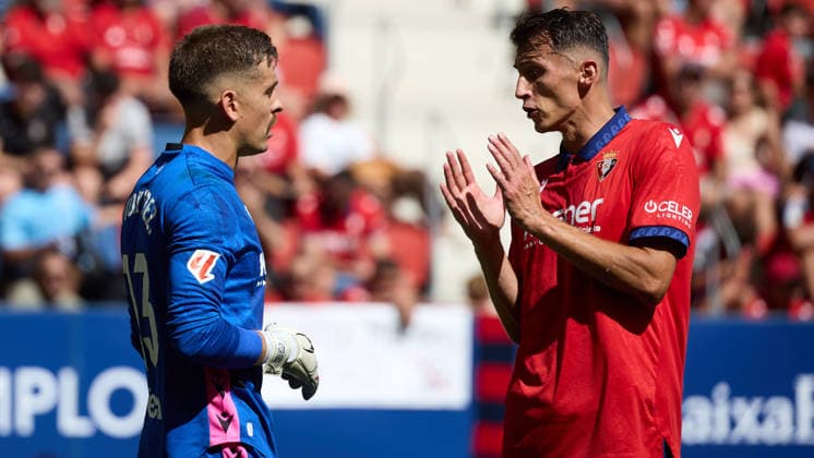 LaLiga EA Sports 2026–27: CA Osasuna vs. Rayo Vallecano—Aitor Fernández (13, OSA L) and Ante Budimir (17, OSA R) during the LaLiga EA Sports soccer match between CA Osasuna and Rayo Vallecano played at El Sadar Stadium in Pamplona, Spain, on Sep. 19, 2026. Credit: Inigo Alzugaray, Agencia LOF, Pamplona. LaLiga EA Sports 2026–27: CA Osasuna vs. Rayo Vallecano Copyright: xINIGOxALZUGARAYx