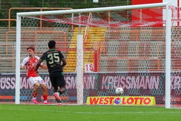 Regionalliga West Rot Weiß Oberhausen Borussia Mönchengladbach II ** FOR EDITORIAL USE ONLY ** EDITORIAL USE ONLY ** Photo by Luca Schlax: Heads the Kleeblätter to a 2–0 victory RWO vs. Borussia Mönchengladbach II Location: Oberhausen, Niederrhein Stadium Date: September 19, 2026 Germany, North Rhine-Westphalia, Oberhausen Copyright MichaxKorb Copyright: MichaxKorb doc87o4r3vw8hg1jptxbqm4 ,EDITORIAL USE ONLY Copyright: MichaxKorb