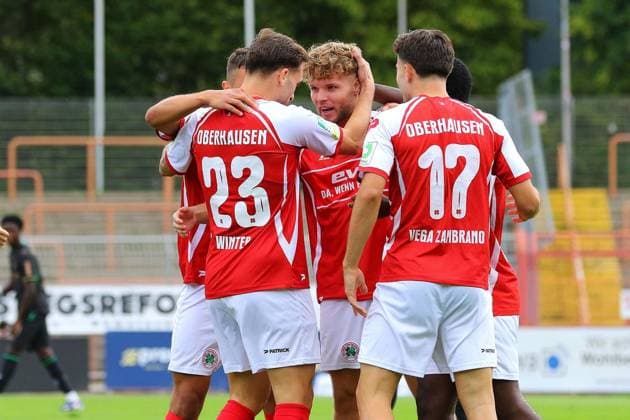 Regionalliga West Rot Weiß Oberhausen Borussia Mönchengladbach II ** FOR EDITORIAL USE ONLY ** EDITORIAL USE ONLY ** p Celebrations after Timur Kesim’s 1–0 goal RWO Borussia Mönchengladbach II Location: Oberhausen, Niederrhein Stadium Date: September 19, 2026 Germany, North Rhine-Westphalia, Oberhausen Copyright MichaxKorb Copyright: MichaxKorb doc87o4r2ez8awa20ghh1n ,EDITORIAL USE ONLY Copyright: MichaxKorb