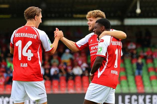 Regionalliga West Rot Weiß Oberhausen Borussia Mönchengladbach II ** FOR EDITORIAL USE ONLY ** EDITORIAL USE ONLY ** p Celebration after the 1–0 goal by Timur Kesim; Nico Klaß and Burinyuy Nyuydine congratulate RWO Borussia Mönchengladbach II; Location: Oberhausen, Niederrhein Stadium; Date: September 19, 2026; Germany, North Rhine-Westphalia, Oberhausen; Copyright MichaxKorb Copyright: MichaxKorb doc87o4r2qhhqv73qg4u9q ,EDITORIAL USE ONLY Copyright: MichaxKorb