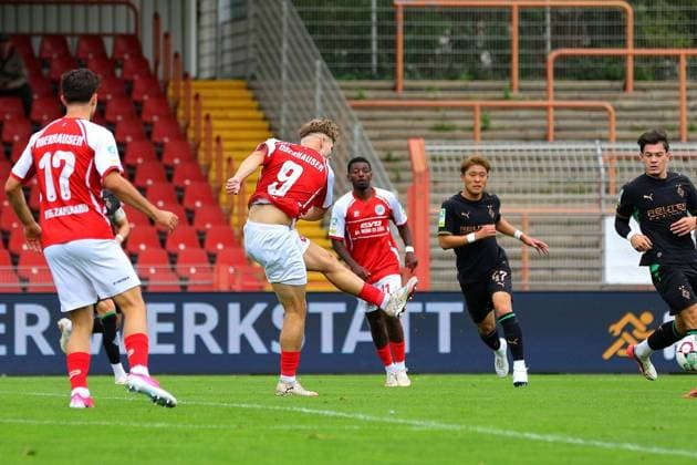 Regionalliga West Rot Weiß Oberhausen Borussia Mönchengladbach II ** FOR EDITORIAL USE ONLY ** EDITORIAL USE ONLY ** p Timur Kesim attempts a shot RWO Borussia Mönchengladbach II Location: Oberhausen, Niederrhein Stadium Date: September 19, 2026 Germany, North Rhine-Westphalia, Oberhausen Copyright MichaxKorb Copyright: MichaxKorb doc87o4r3b4kptf6oxhm5g ,EDITORIAL USE ONLY Copyright: MichaxKorb