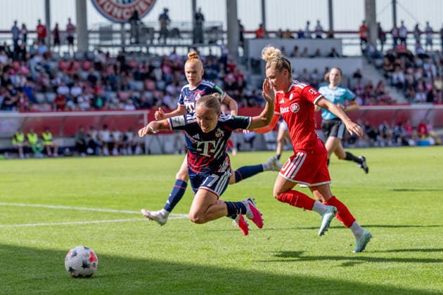 Battle for the Ball: Tackle between Beke Sterner (1 FC Cologne, 37) and Linda Dallmann (FC Bayern Munich Women, 10), GER, FC Bayern Munich Women vs. 1 FC Cologne, soccer, Google Pixel Women’s Bundesliga, Matchday 5, 2026–2027 season, September 19, 2026 DFL DFB regulations prohibit any use of photographs as image sequences and or quasi-video. Photo: HMB Media, Heike Feiner Copyright: HMBxMedia HeikexFeiner