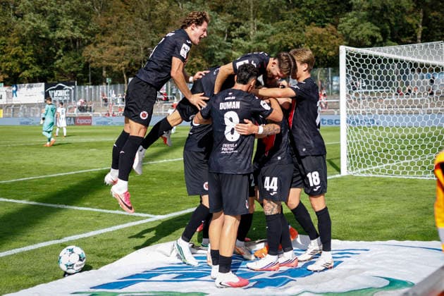 KOELN, GERMANY - SEPTEMBER 19, 2026: Niklas Castelle (Viktoria Köln, 44) celebrates his goal—making it 1–0 together with his teammates during the 3rd division match on gameday 7 between Viktoria Koeln vs. FC Ingolstadt at the Sportpark Hoehenberg on September 19, 2026 in Koeln, Germany. DFL REGULATIONS PROHIBIT ANY USE OF PHOTOGRAPHS AS IMAGE SEQUENCES AND OR QUASI-VIDEO. Nordrhein-Westfalen Germany Copyright: xAxelxKohringx