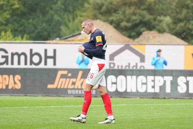 Soccer I Men s I 2026–2027 Season I 2. Bundesliga I Matchday 6 I Holstein Kiel vs. VfL Osnabrück I September 19, 2026 David Zec 26, Holstein Kiel dries the ball with his jersey at Kiel Holstein Stadium in Schleswig-Holstein, Germany Copyright: xLobeca MaschaxHolmx