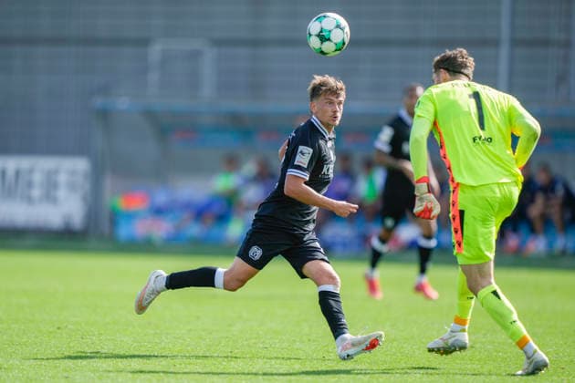 September 19, 2026, Dietmar Hopp Stadium, Hoffenheim, GER, 3rd Division, Matchday 7: TSG 1899 Hoffenheim II vs. SV Meppen, Thorben Deters (SV Meppen 14) vs. Lukas Petersson (Hoffenheim II, goalkeeper) 1 DFL regulations prohibit any use of photographs as image sequences and or quasi-video. Hoffenheim, Baden-Württemberg, Dietmar Hopp Stadium